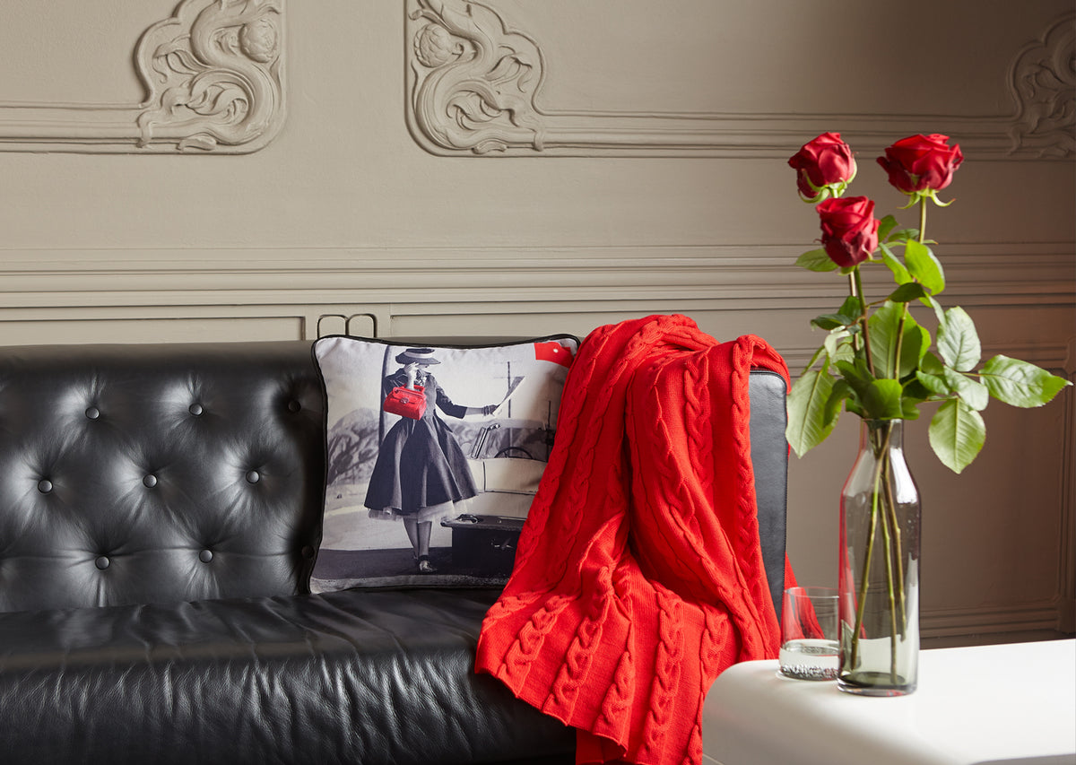 Kissen, Frau mit roter Handtasche
