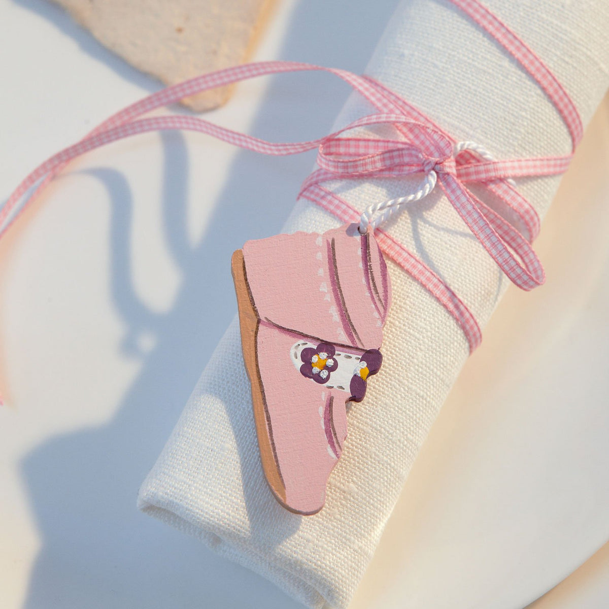 Kleiner Babyschuh, rosé, Holz