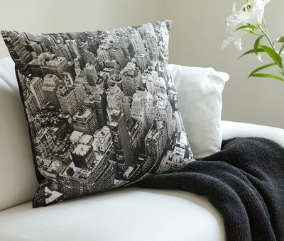 Kissen von Louise Roe , Motiv Skyline von New York