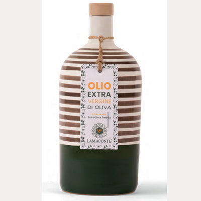 Olivenöl in einer Keramikflasche