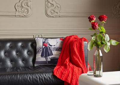 Kissen, Frau mit roter Handtasche