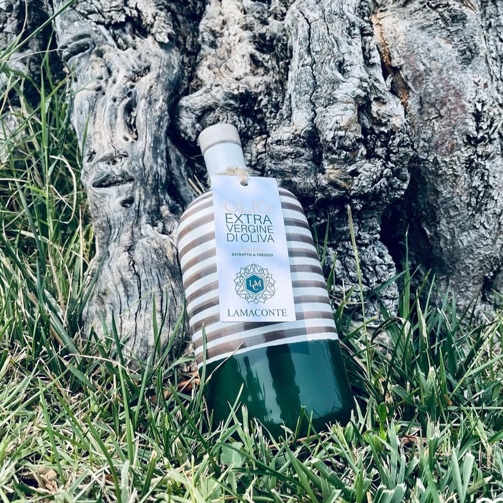 Olivenöl in einer Keramikflasche