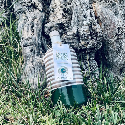 Olivenöl in einer Keramikflasche